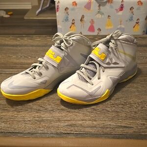 Nike Zoom Soldier VII Lebron Men Gray Yellow Basketball Shoes Sz 13 599264-001